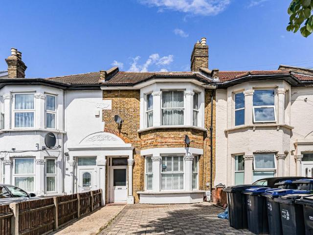 Flat for sale in London Borough of Croydon, Thornton Heath