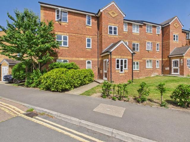 Flat for sale in London Borough of Hounslow, Greater London