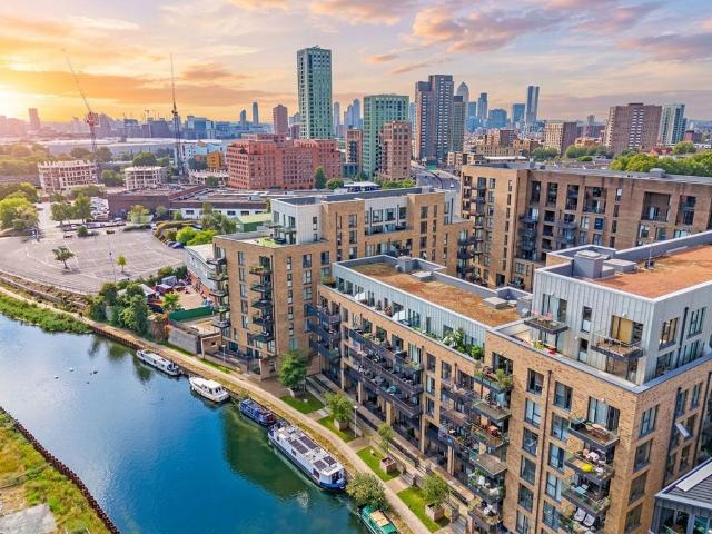 Flat for sale in Bromley-by-Bow, Bow