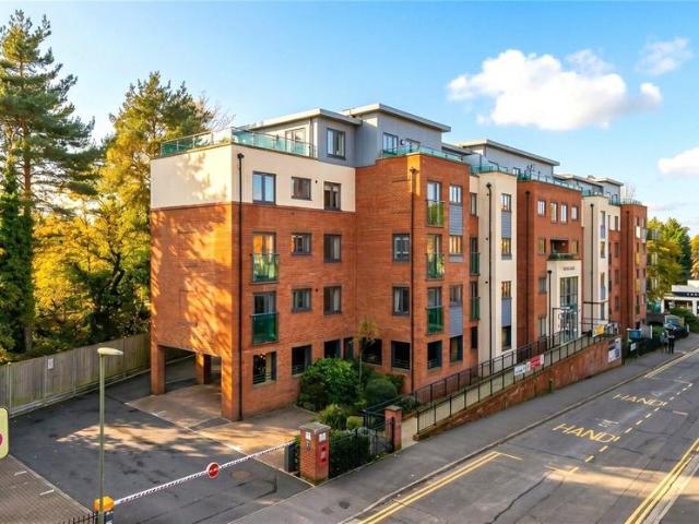 Flat for sale in Heol-las, Surrey