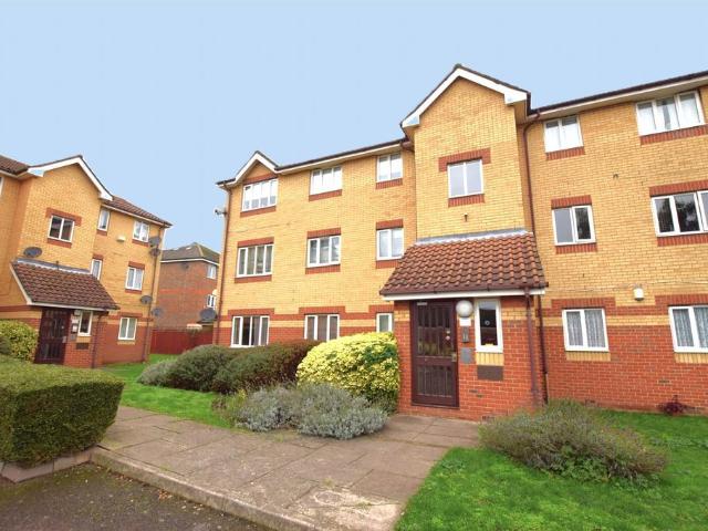 Flat for sale in Chadwell Heath, Little Heath