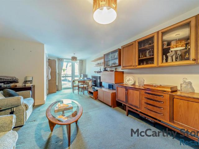 Flat for sale in Emmbrook, Wokingham