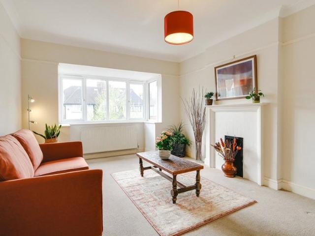 Flat for sale in Brondesbury, Greater London