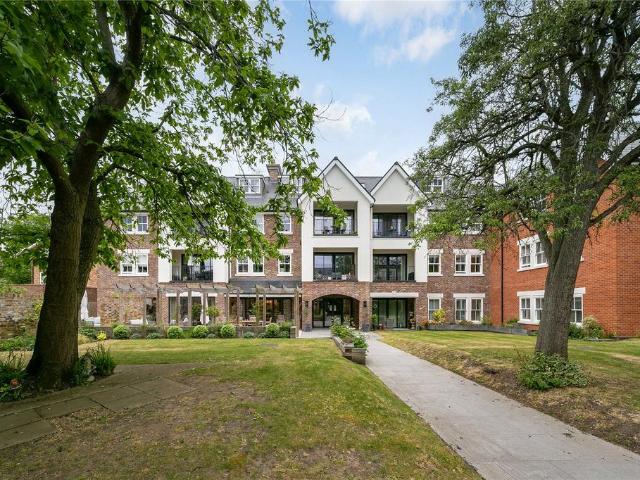 Flat for sale in Hampton Wick, Greater London