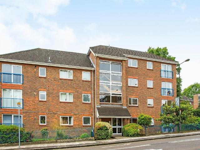 Flat for sale in London Borough of Merton, Raynes Park