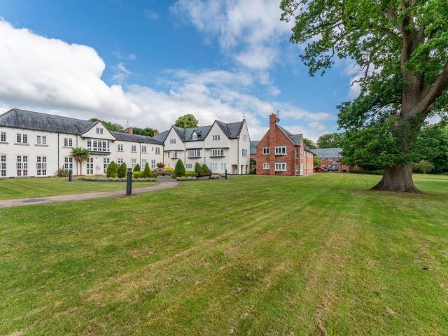 Flat for sale in Elmfield, Leicestershire