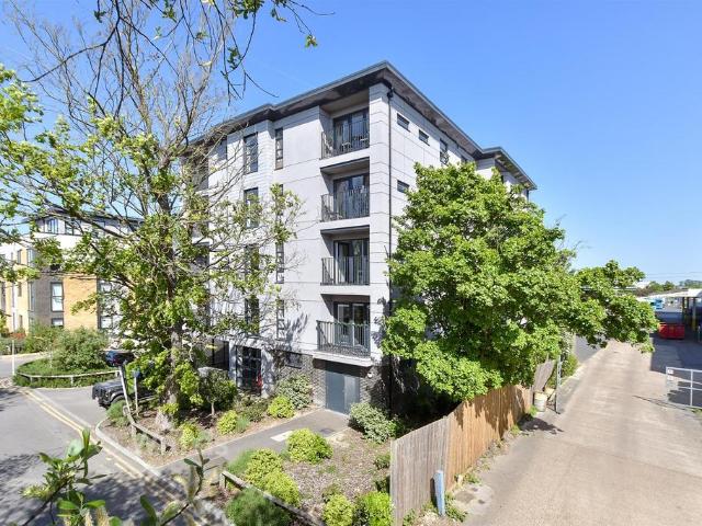 Flat for sale in Sandown Park, Kent