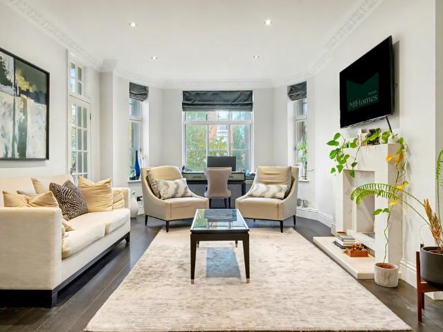 Flat for sale in St. John's Wood, Greater London