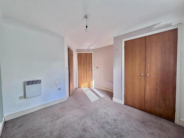 Flat for sale in Yiewsley, Greater London
