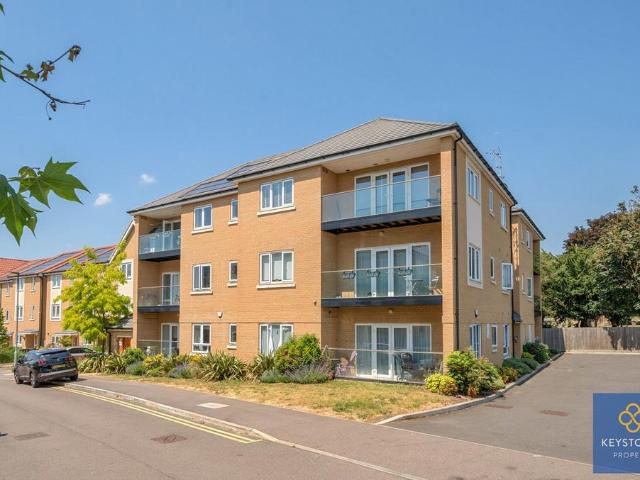 Flat for sale in Marks Gate, Greater London