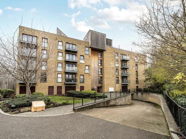 Flat for sale in Denham