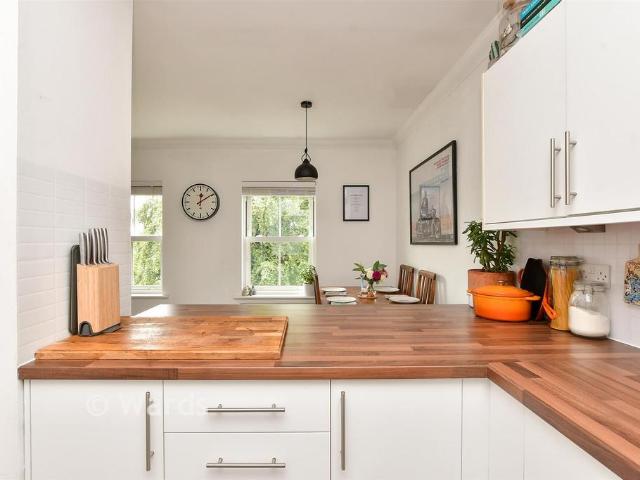 Flat for sale in The Bridge, Kent