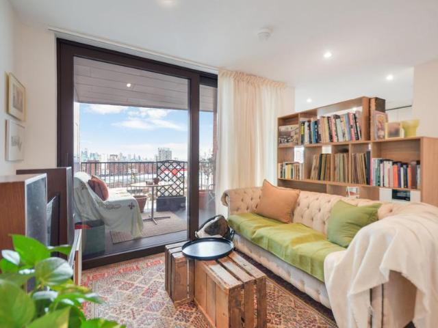 Flat for sale in Bromley-by-Bow, Bow