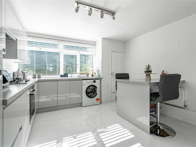 Flat for sale in Carshalton Beeches, Greater London