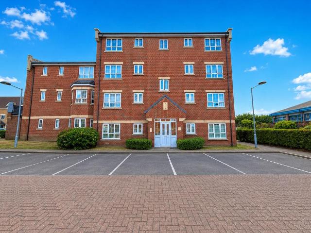 Flat for sale in Dunstable, Bedfordshire