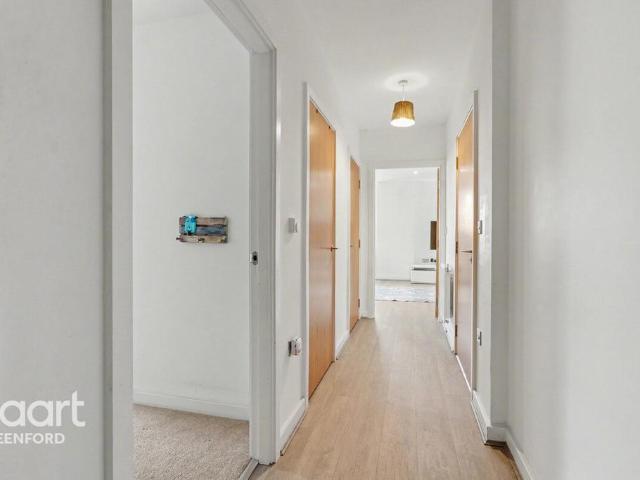 Flat for sale in London Borough of Ealing, Greenford