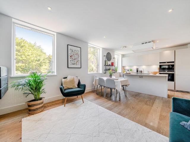 Flat for sale in Elephant and Castle, Greater London