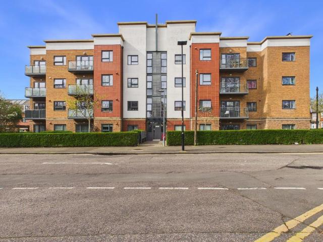 Flat for sale in London Borough of Hounslow, Feltham