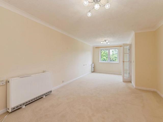 Flat for sale in Stanford-le-hope, Essex