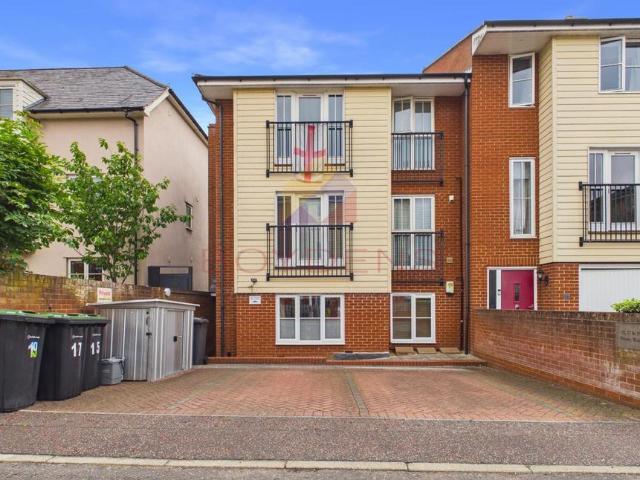 Flat for sale in Sudbury, Chelmondiston