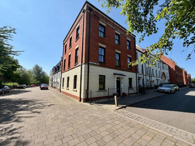 Flat for sale in Upton