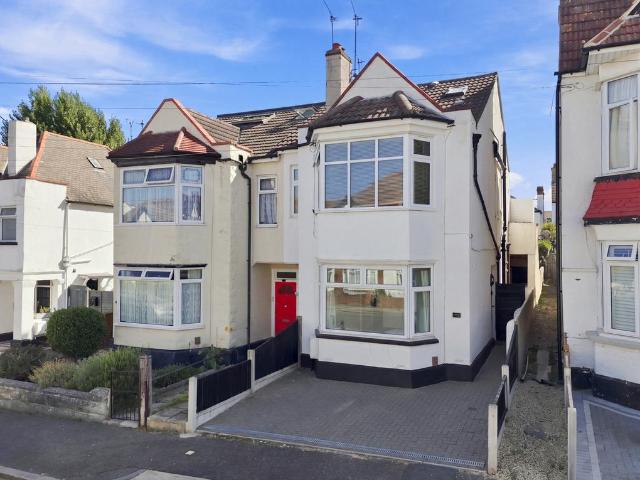 Flat for sale in Alton Barnes, Essex