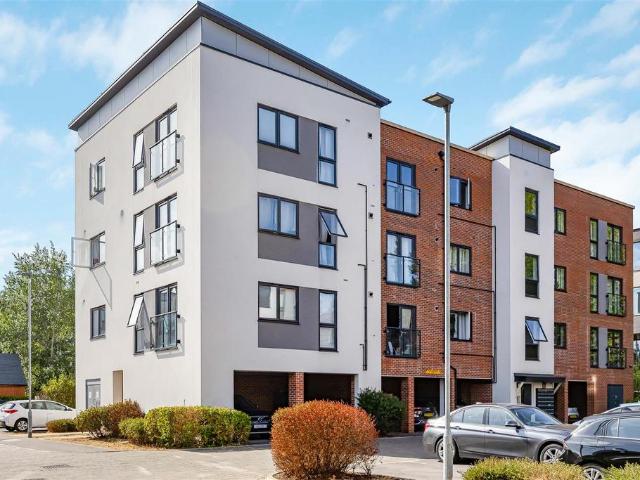 Flat for sale in Southcote, Reading