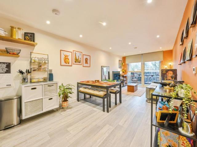 Flat for sale in Hatfield, Fretherne