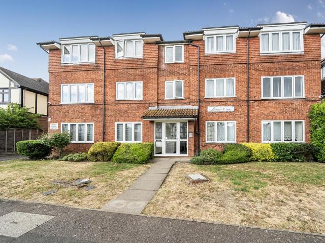 Flat for sale in Harrow Weald, Greater London
