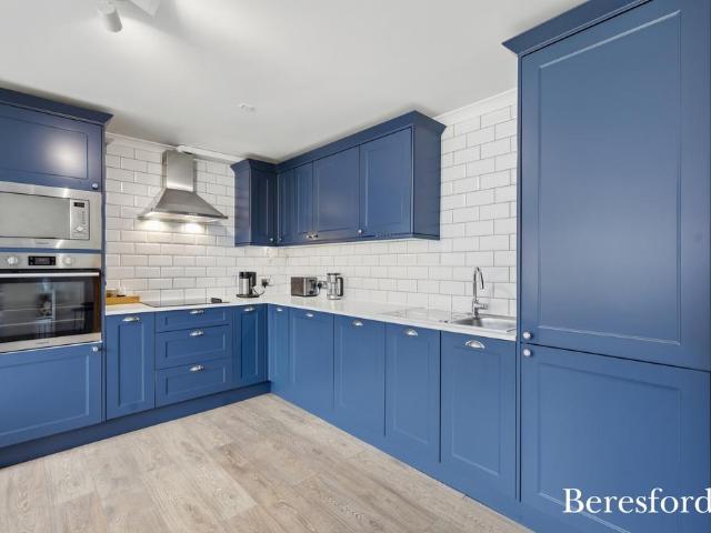 Flat for sale in Gidea Park, Greater London