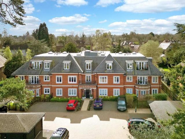 Flat for sale in Beaconsfield, Knotty Green