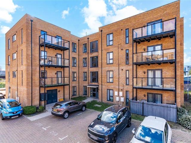 Flat for sale in South Hornchurch, Greater London