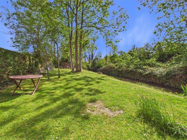 Flat for sale in Hampton Hill, Greater London