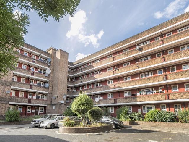 Flat for sale in Vauxhall, Greater London