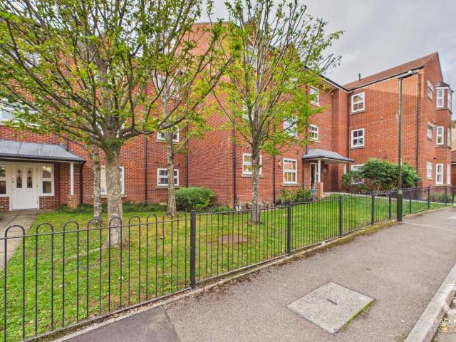 Flat for sale in Maidenbower, Crawley