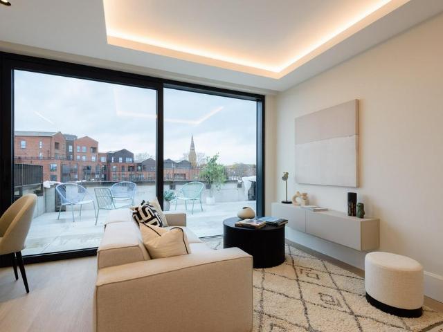 Flat for sale in London Borough of Ealing, Greater London