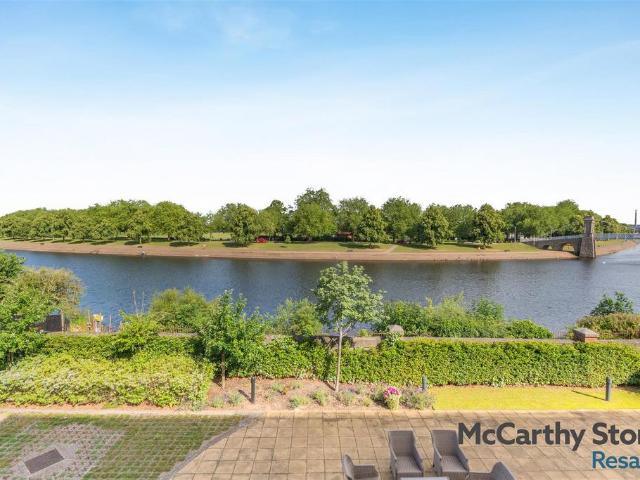 Flat for sale in Compton Acres, Barton In Fabis
