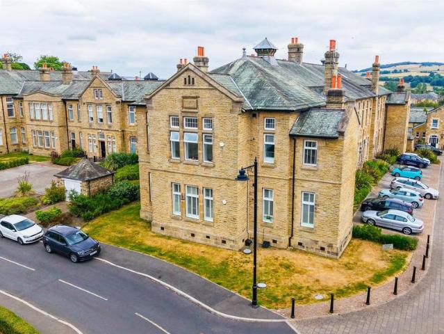 Flat for sale in Tranmere Park, West Yorkshire