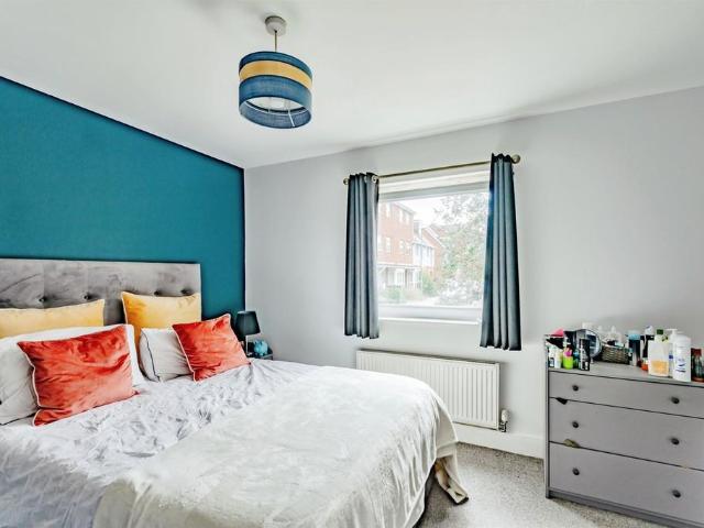 Flat for sale in Red Hill, Surrey