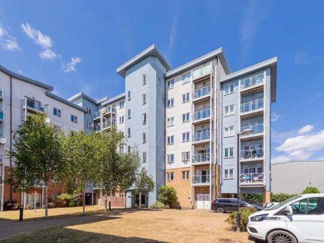 Flat for sale in Slough