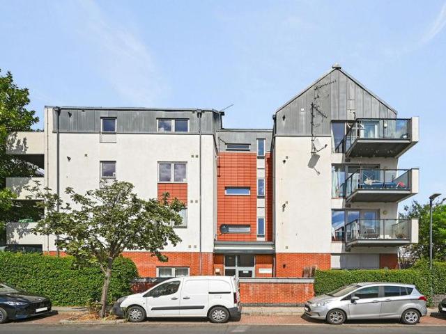 Flat for sale in Lane, Greater London