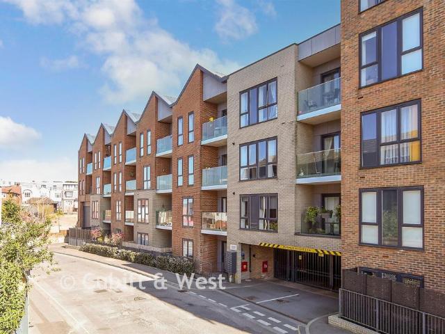 Flat for sale in Sunnyside, Mid Sussex
