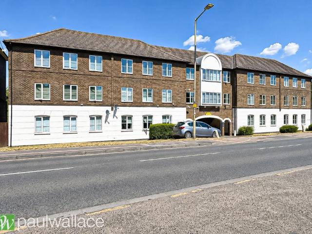 Flat for sale in Broxbourne, Hertfordshire