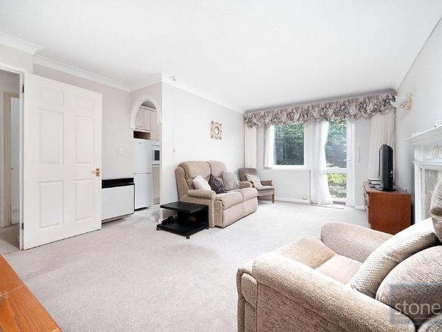 Flat for sale in Bushey Heath, Hertsmere