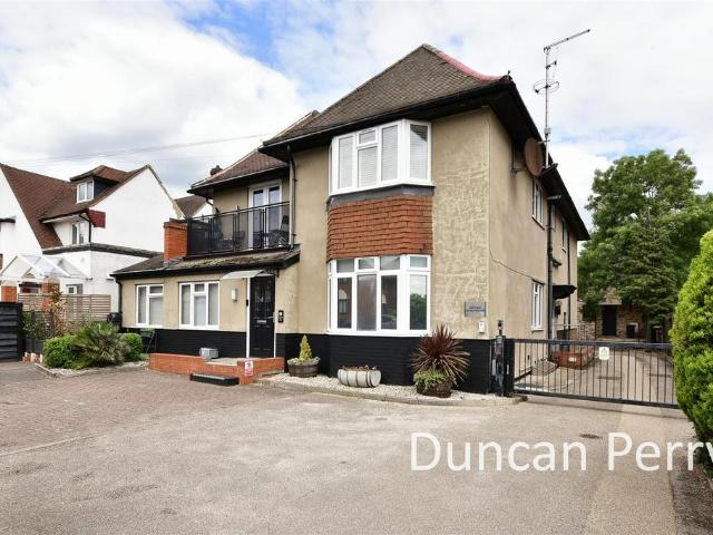 Flat for sale in Potters Bar, Hertfordshire