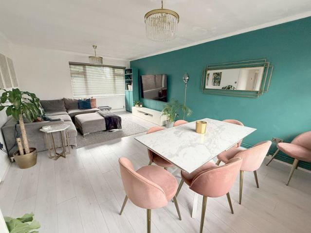 Flat for sale in Fretherne, Hertfordshire