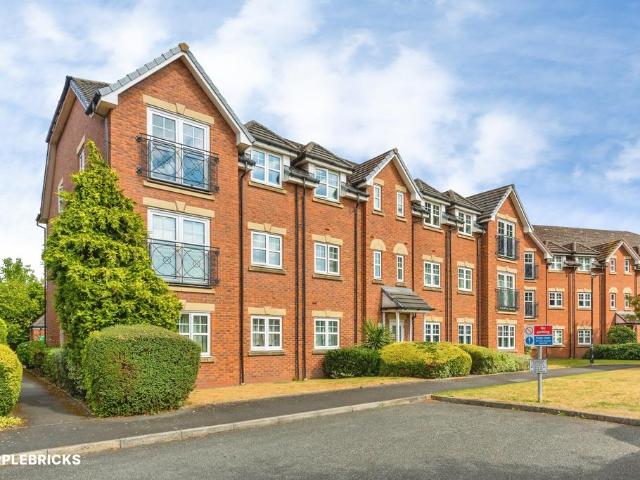 Flat for sale in Sale, Trafford
