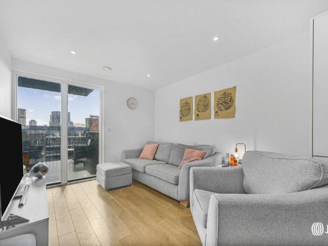 Flat for sale in Stratford Marsh, Greater London