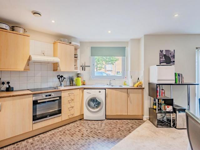 Flat for sale in Red Hill, Surrey