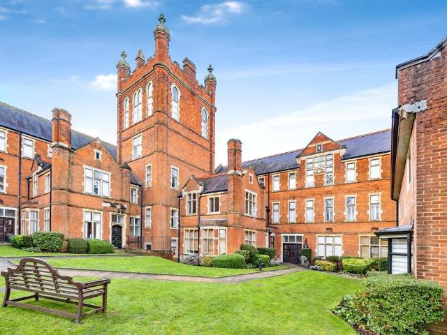 Flat for sale in Connaught Park, Bushey